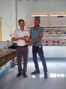 Anh Nay Y Krư tặng sách Trường TH & THCS Sơn Định