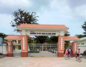 Tặng sách Trường TH và THCS Ea Chà Rang