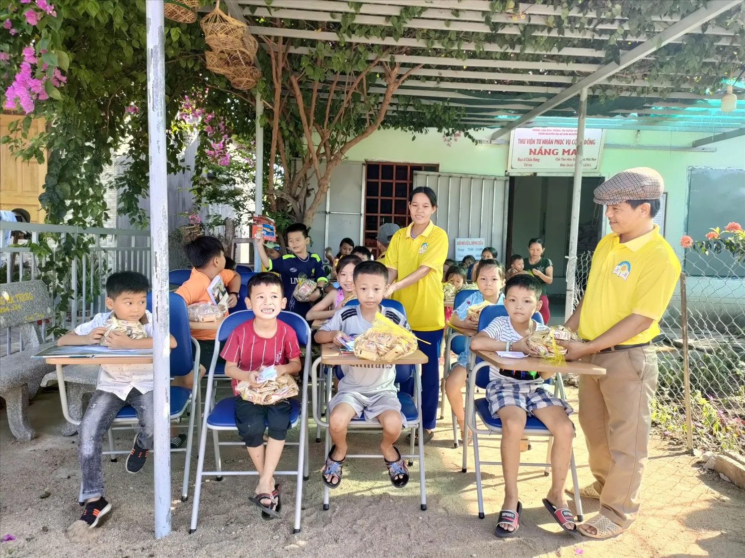 Bỏ phố về quê làm sách phục vụ cộng đồng