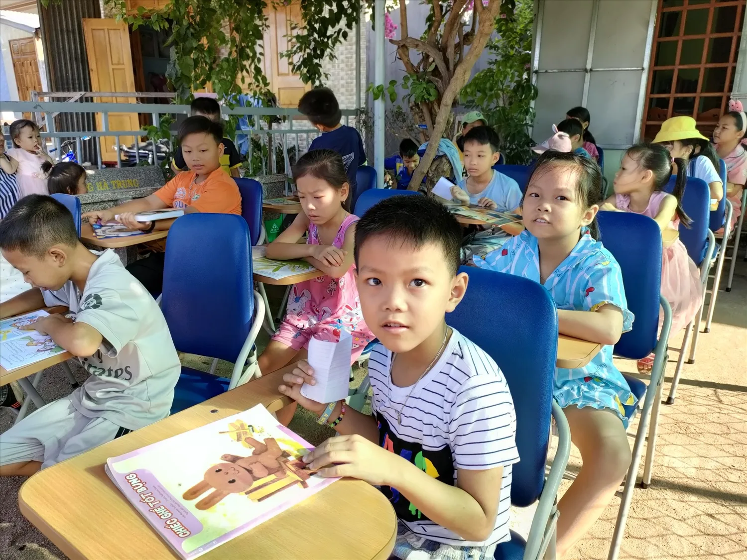 Bỏ phố về quê làm sách phục vụ cộng đồng