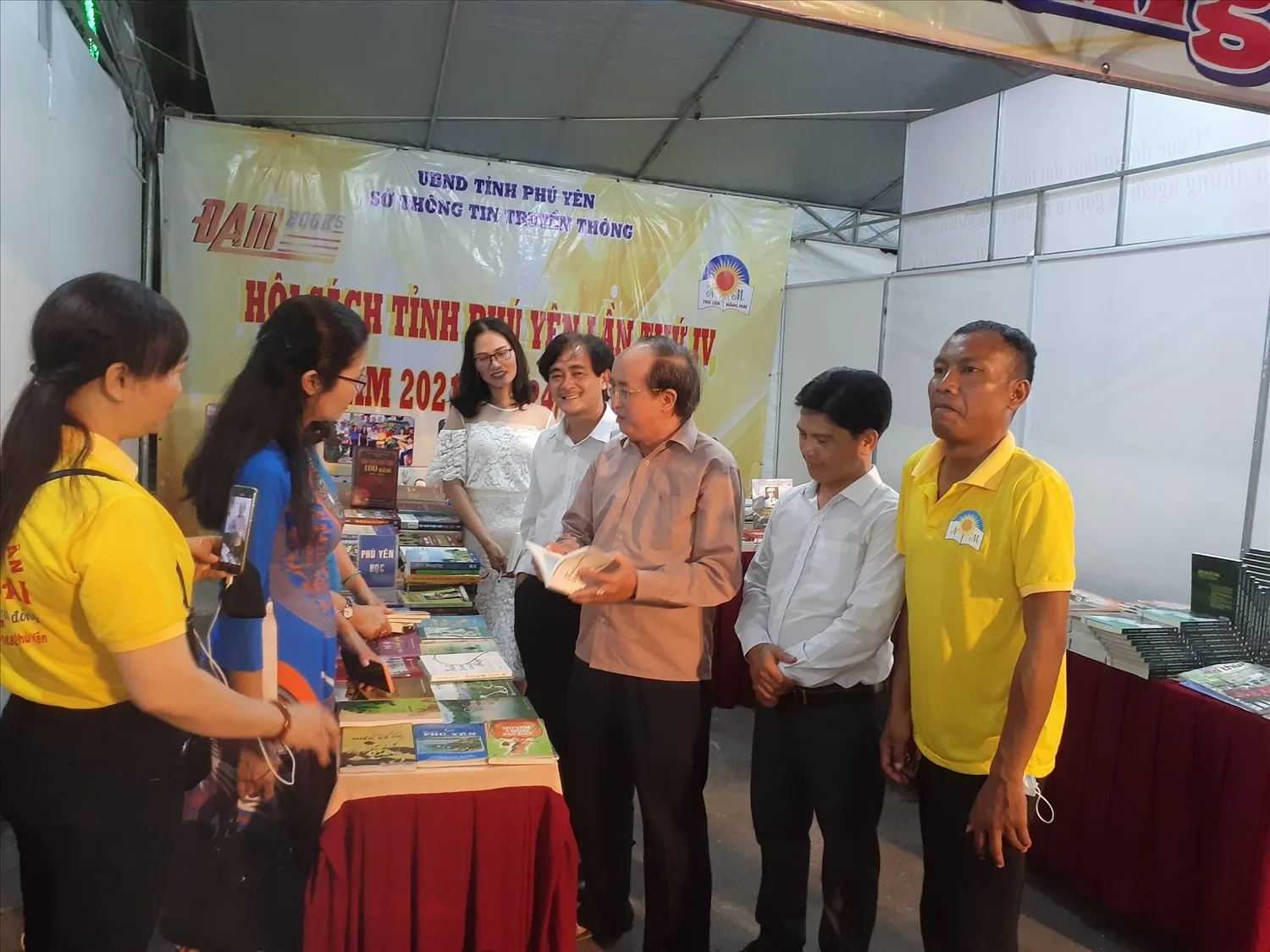 Bỏ phố về quê làm sách phục vụ cộng đồng