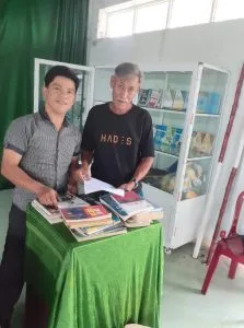 Tặng sách Nhà Văn hóa thôn Nguyên Cam