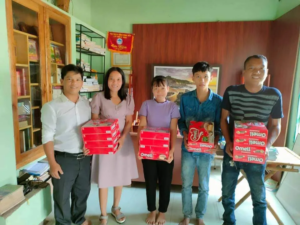 Tặng quà Trung Thu cho con em cán bộ, nhân viên Đam Books