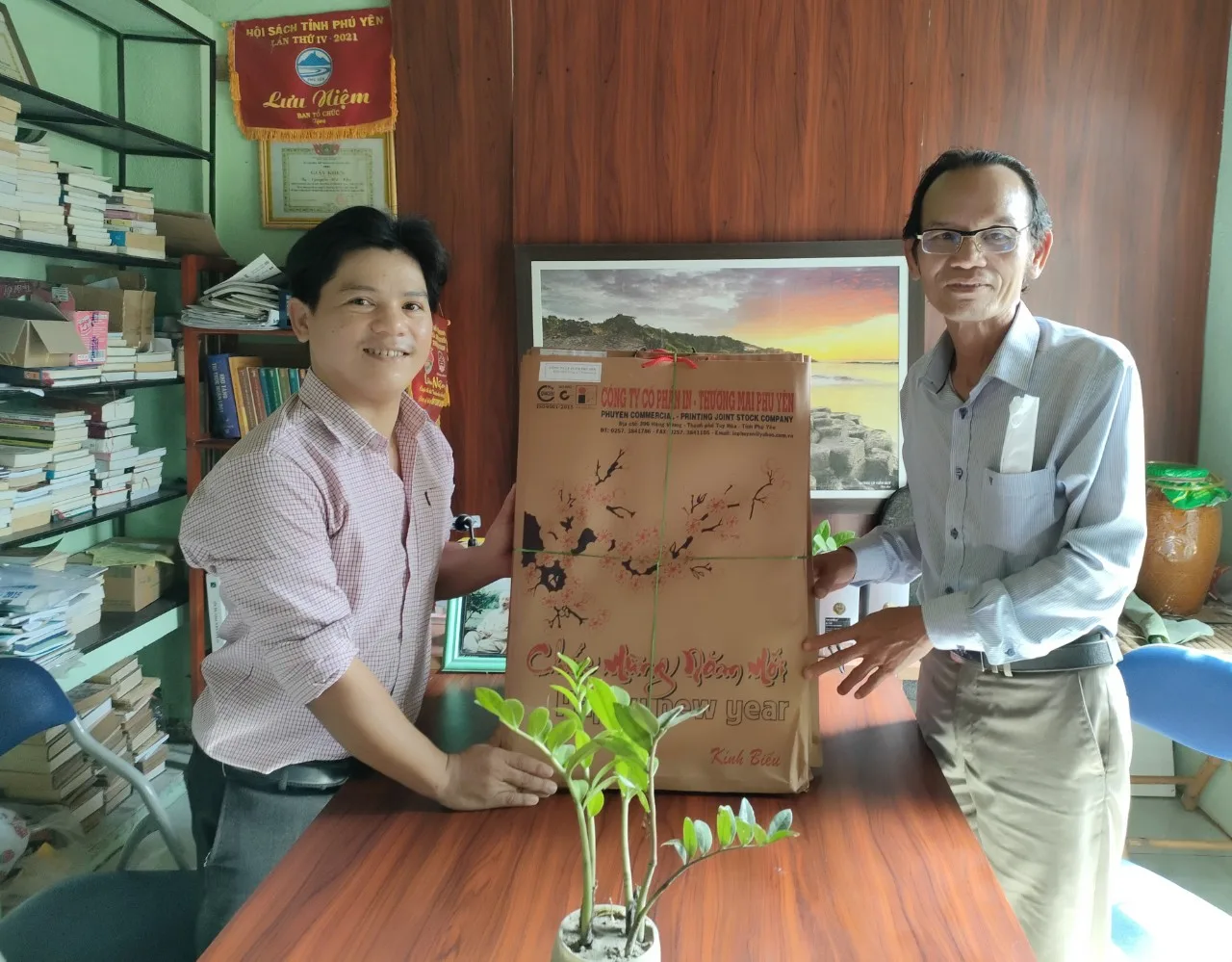 Lãnh đạo Nhà in Phú Yên đến thăm và làm việc với Đam Books Media
