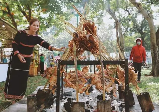 Gà nướng, cơm lam- hương vị đại ngàn
