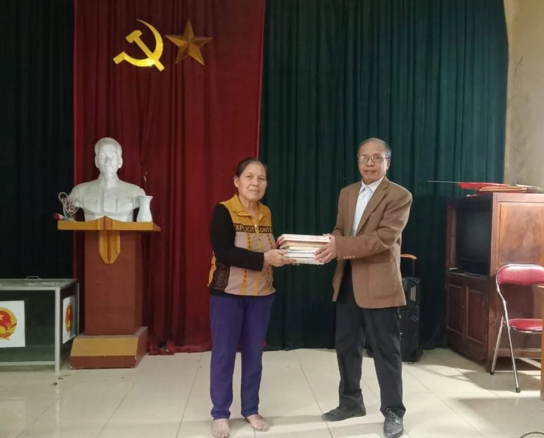 Tặng sách cho Nhà Văn hóa Đỗ Hà tại Hà Nội
