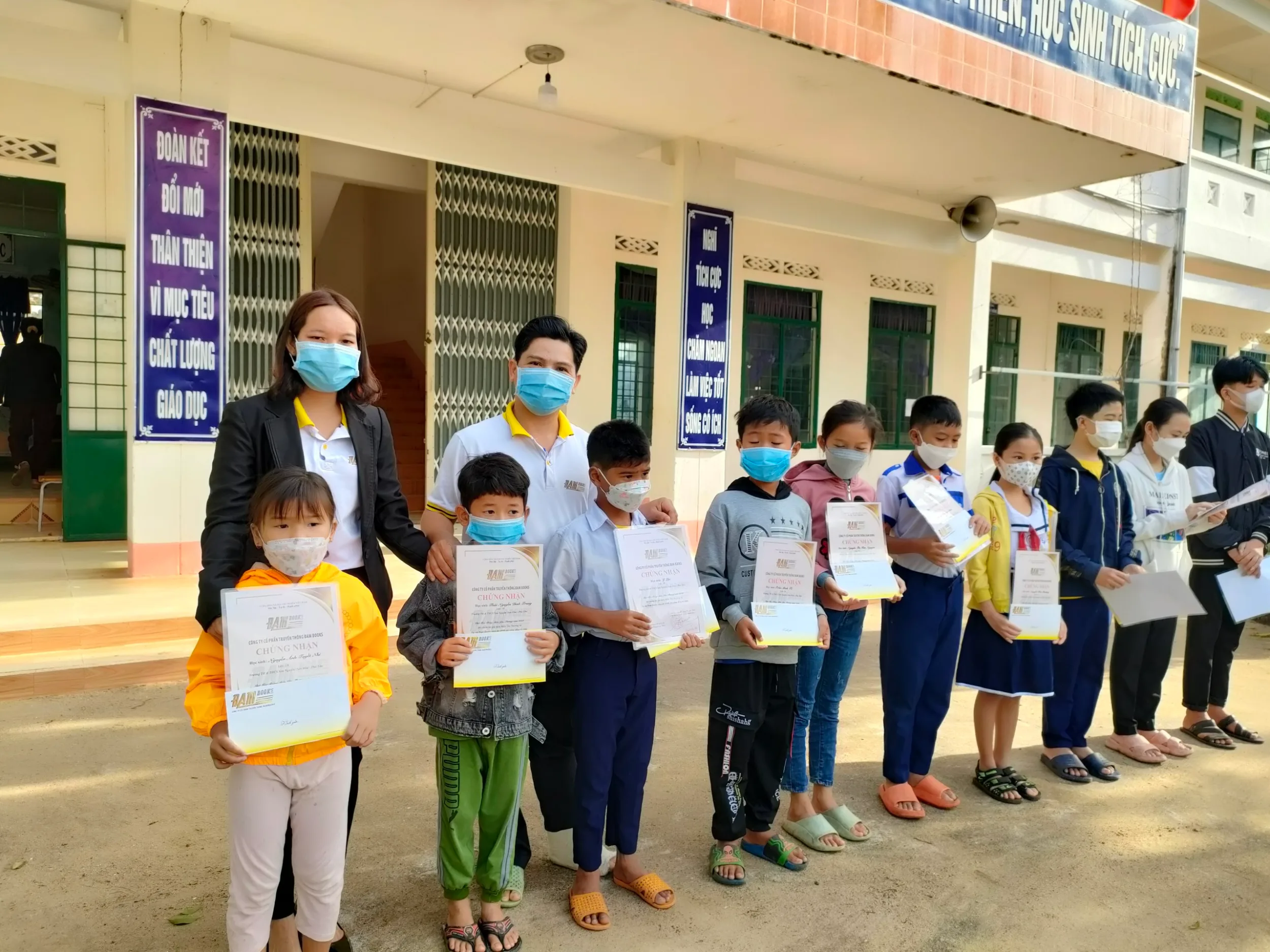 Trao Học bổng “Miền yêu thương” học sinh Trường TH & THCS Sơn Nguyên