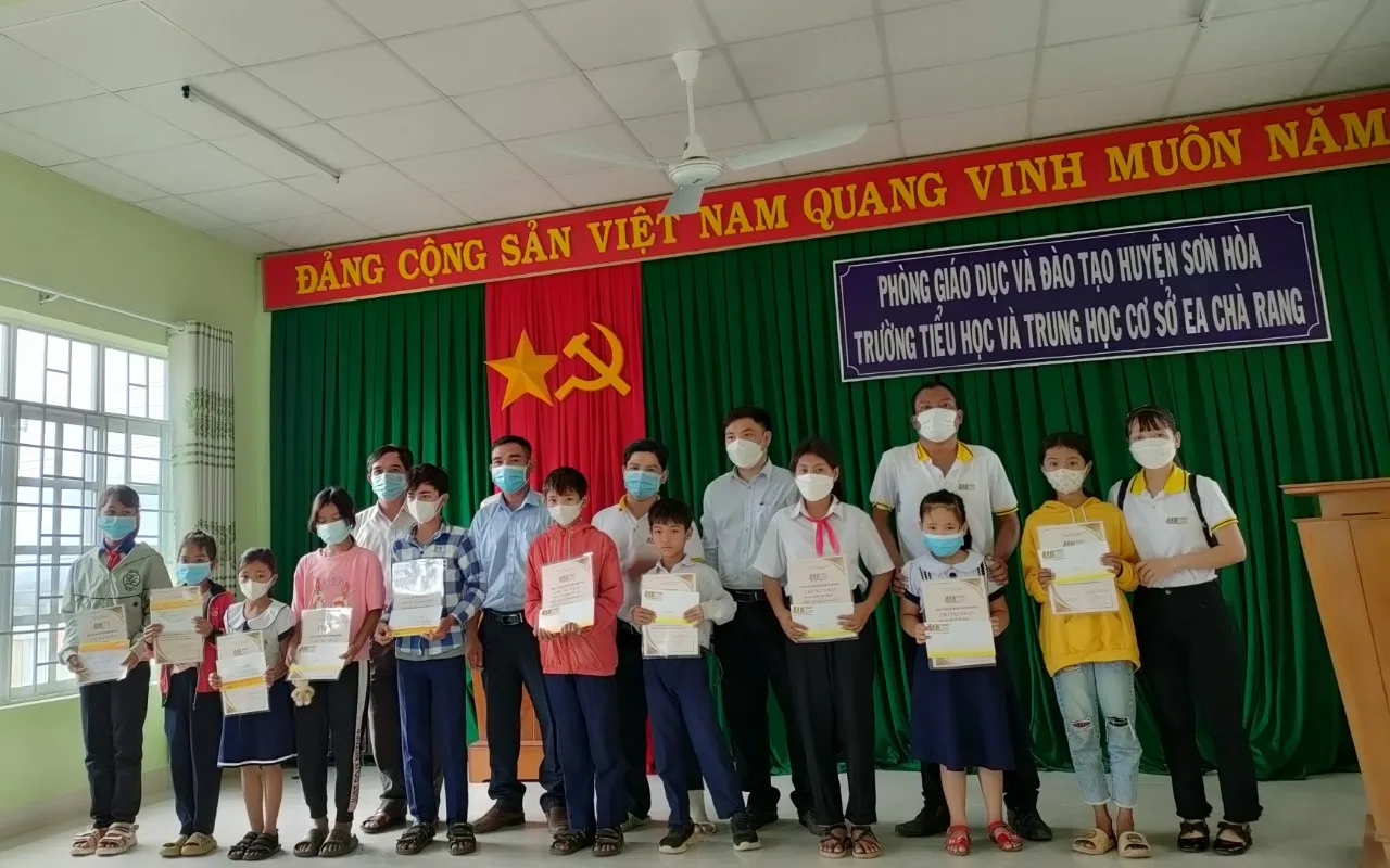 Trao Học bổng và tặng sách Trường TH& THCS Ea Chà Rang