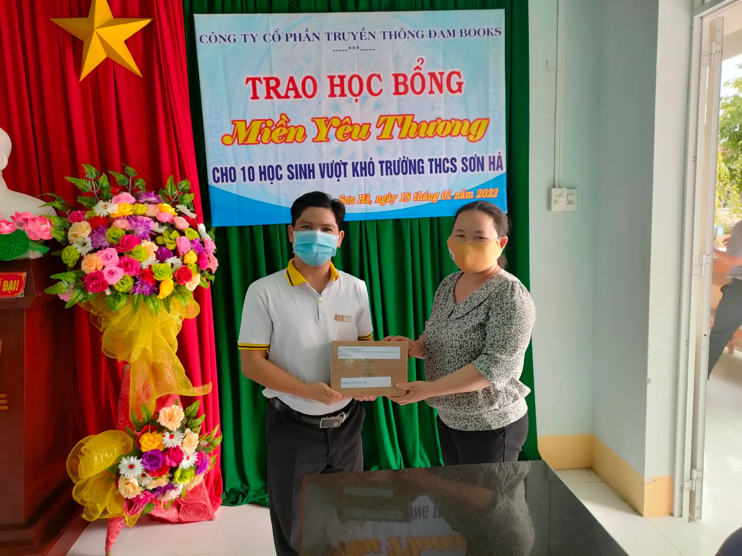 Chúc Tết, tặng Học bổng học sinh Trường THCS Sơn Hà