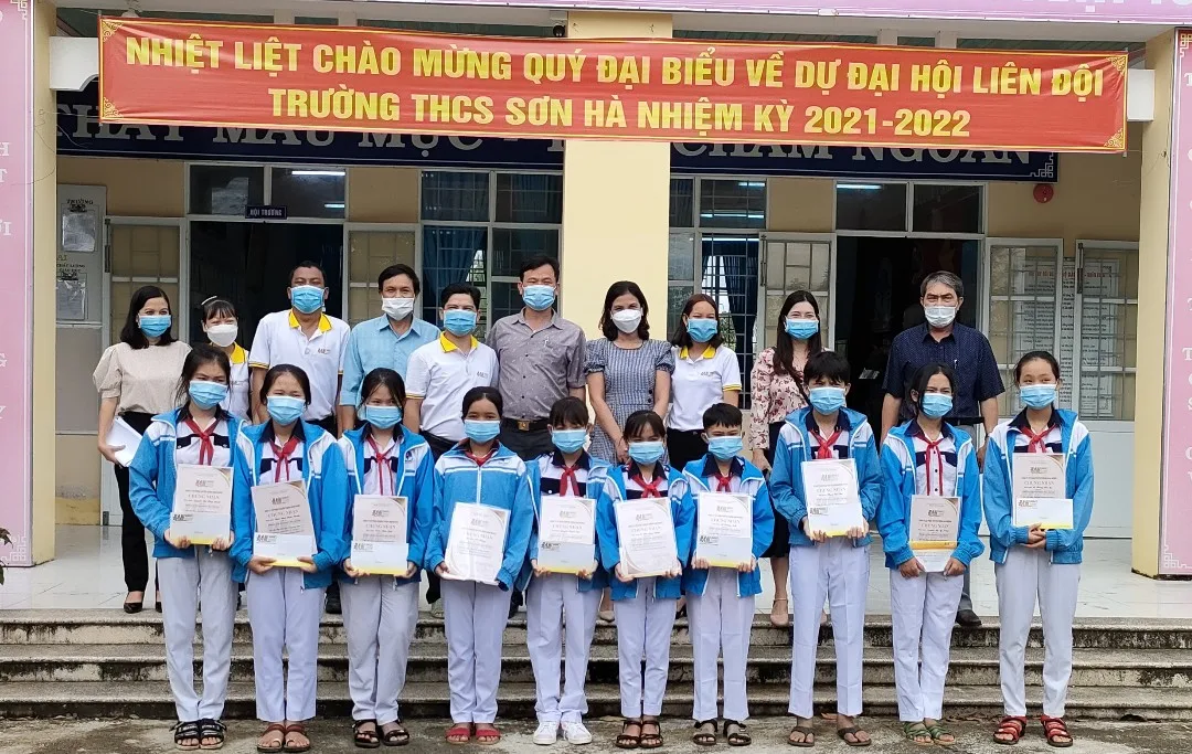 Chúc Tết, tặng Học bổng học sinh Trường THCS Sơn Hà