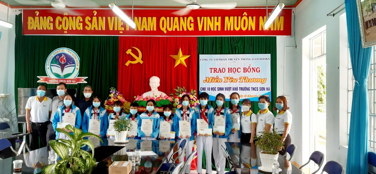 Chúc Tết, tặng Học bổng học sinh Trường THCS Sơn Hà