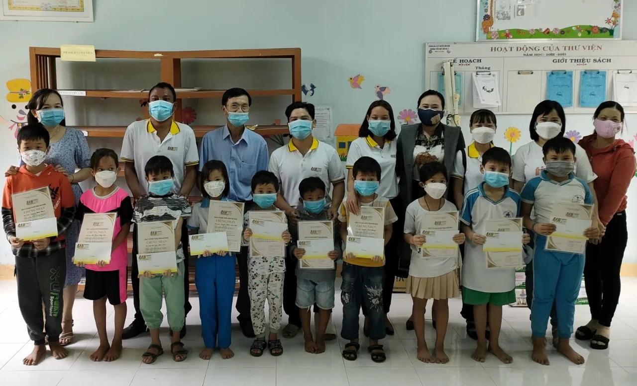 Trao Học bổng Miền yêu thương Trường Tiểu học Sơn Hà