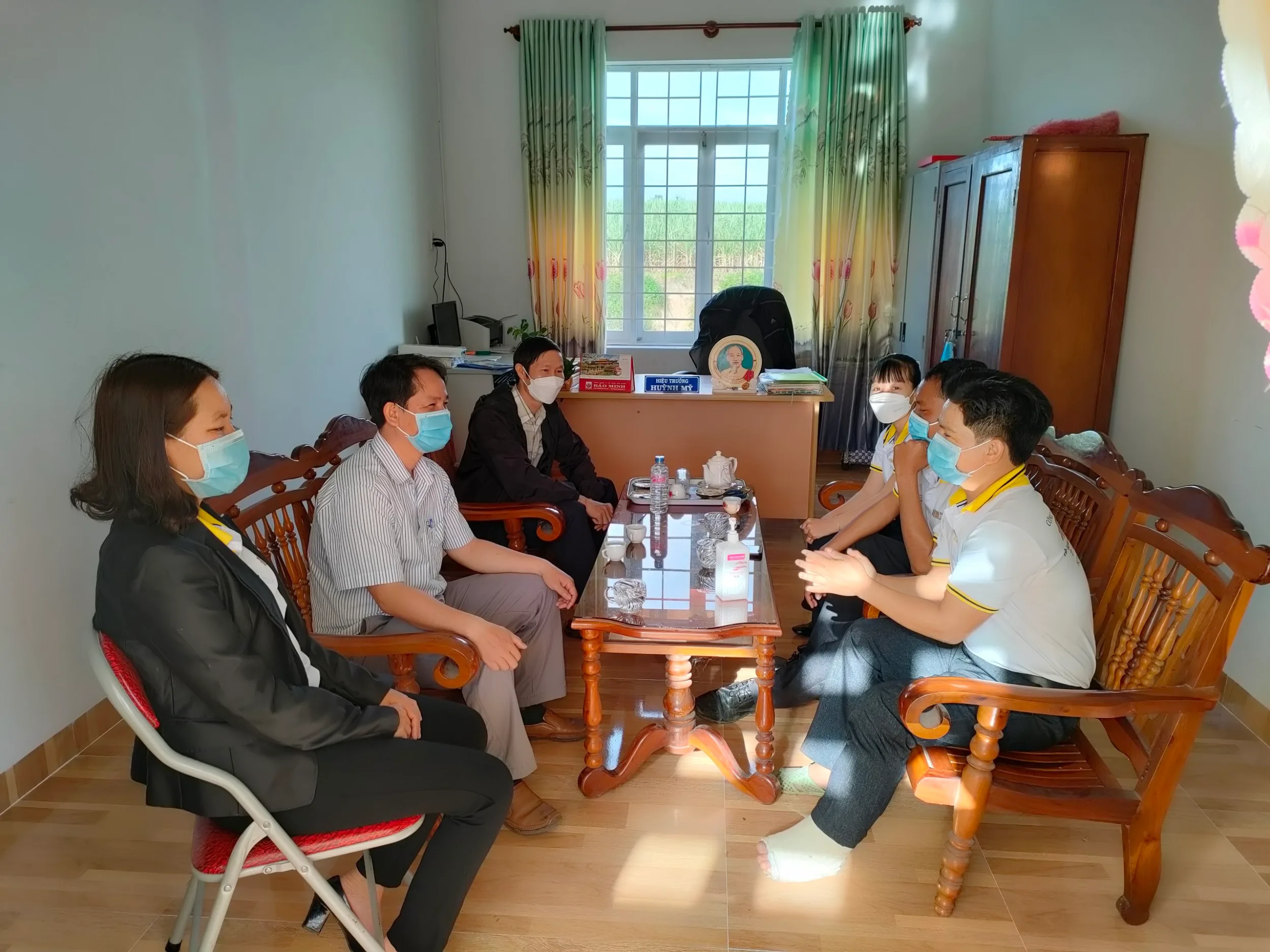 Trao Học bổng “Miền yêu thương” học sinh Trường TH & THCS Sơn Nguyên