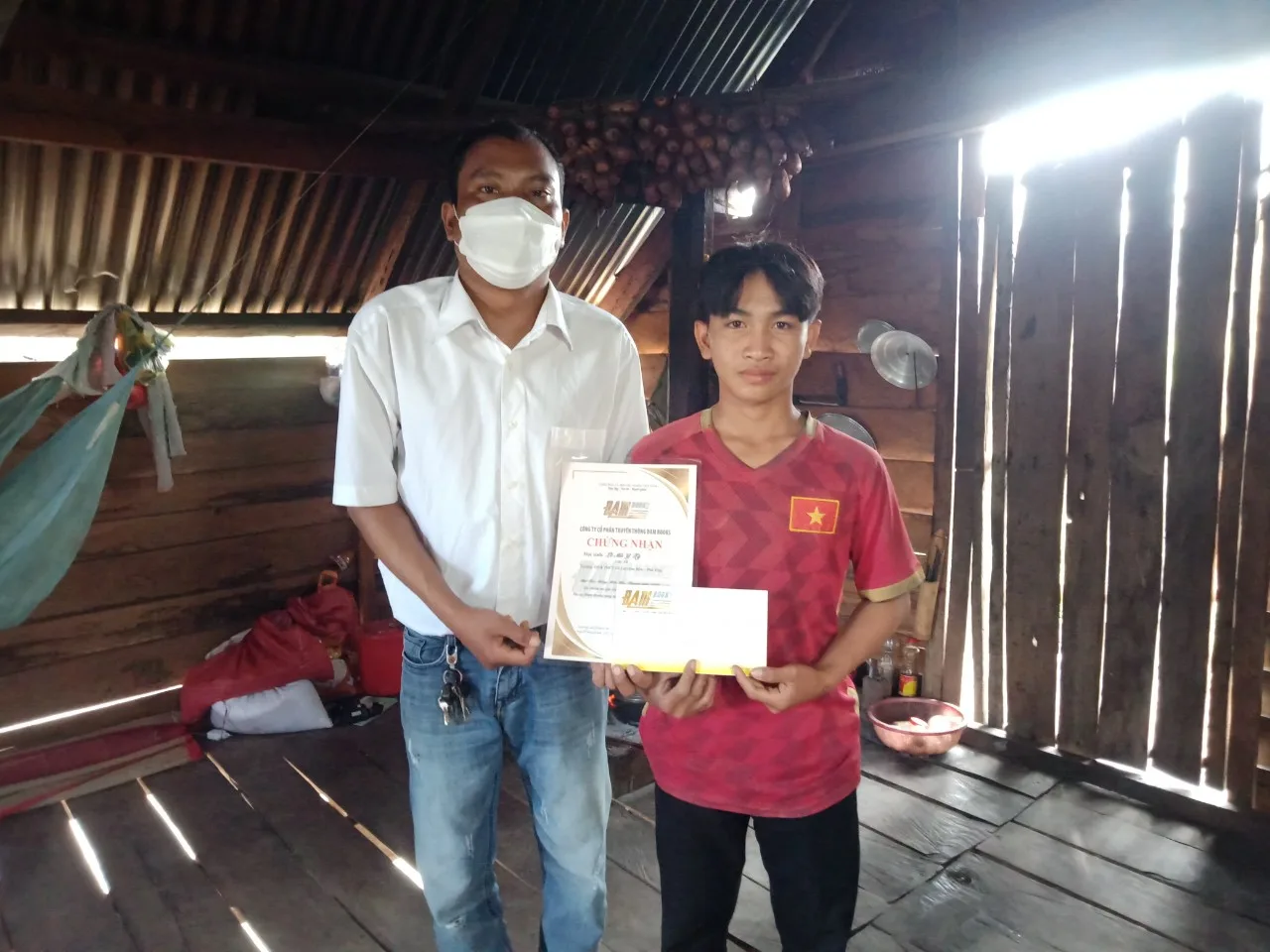 Trao “Học Bổng Miền yêu thương” tại xã Cà Lúi