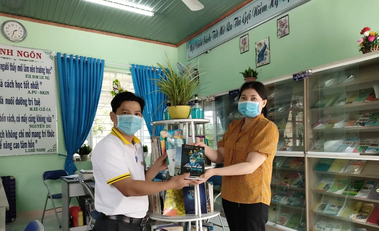 Trao Học bổng và tặng sách Trường TH& THCS Ea Chà Rang