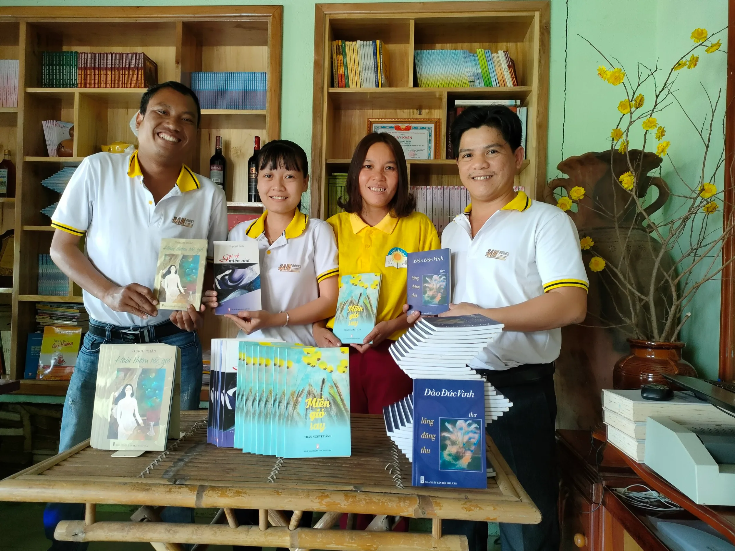 Tri ân các tác giả tặng sách cho Thư viện Nắng Mai