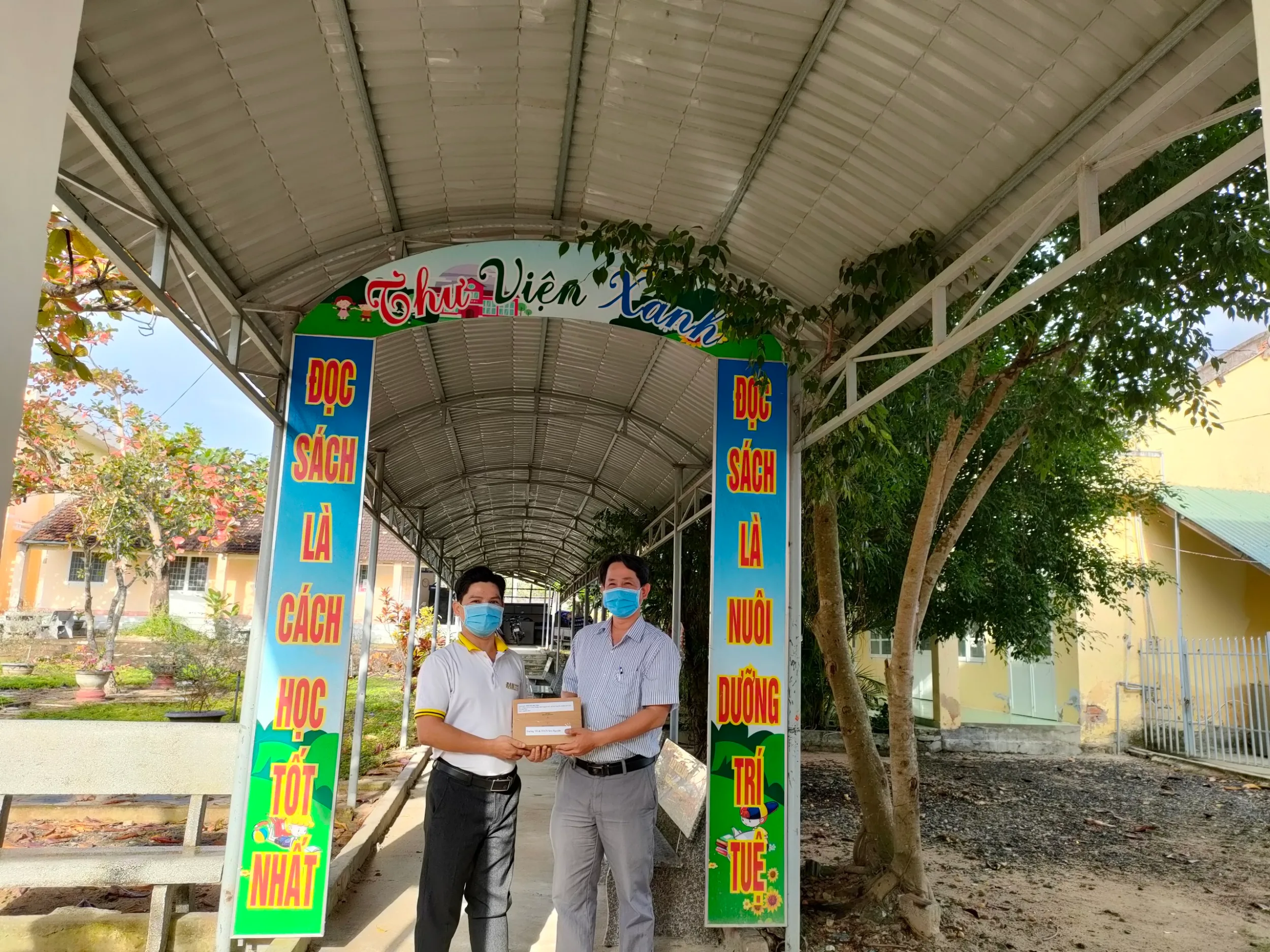Trao Học bổng “Miền yêu thương” học sinh Trường TH & THCS Sơn Nguyên
