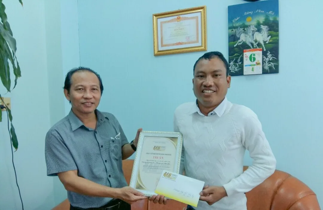 Ông Nay Y Krư thăm, chúc Tết Nhà in Phú Yên