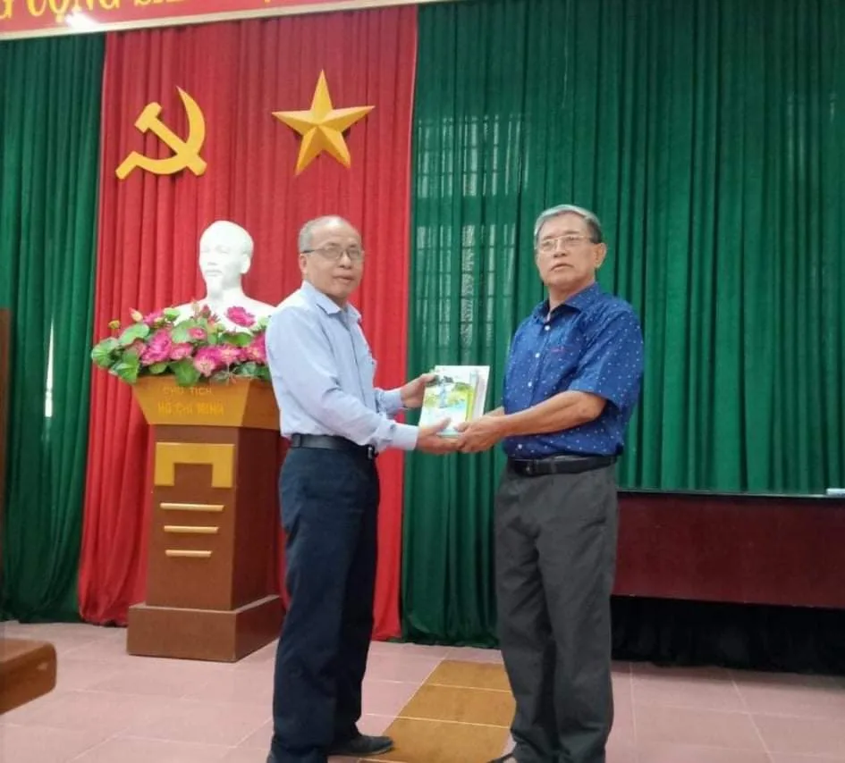 Nhà thơ Đoàn Hanh tặng sách Đam Books đến cộng đồng
