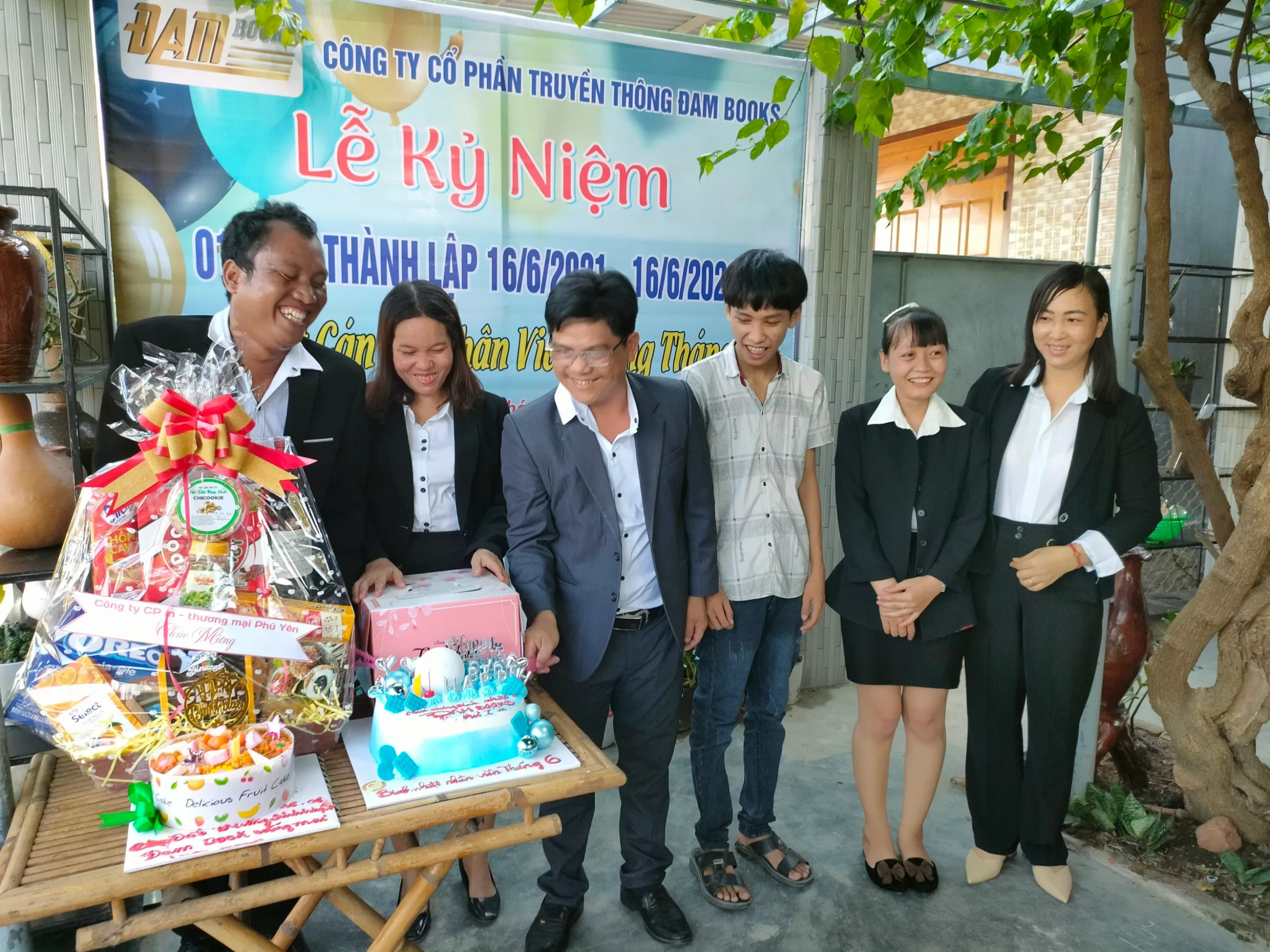 Ý nghĩa sinh nhật tập thể “Người Đam Books”