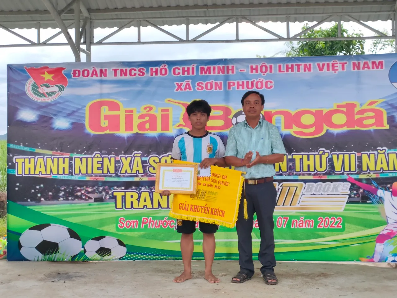 Trao giải Vô địch Giải bóng đá Sơn Phước – CÚP ĐAM BOOKS
