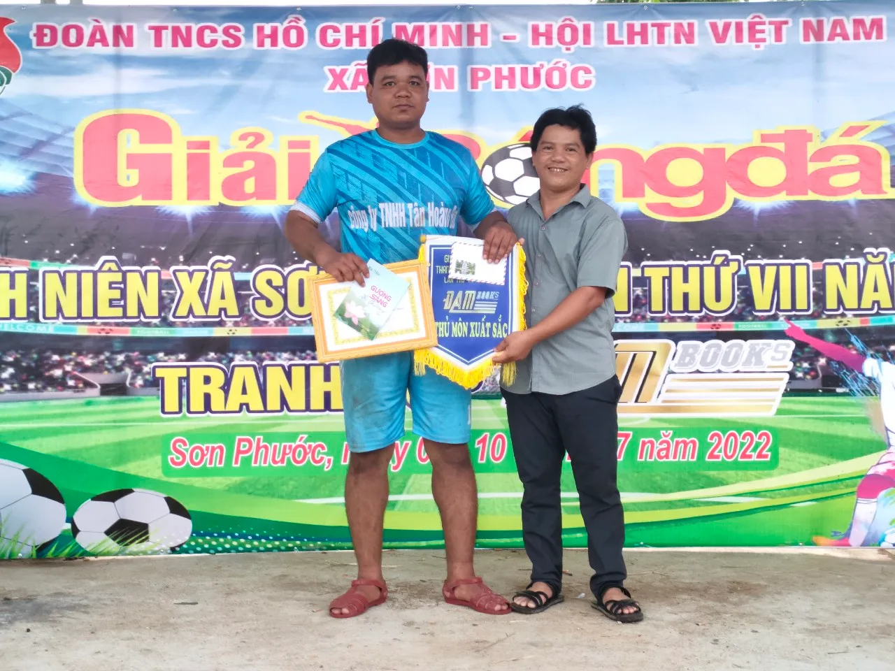 Trao giải Vô địch Giải bóng đá Sơn Phước – CÚP ĐAM BOOKS