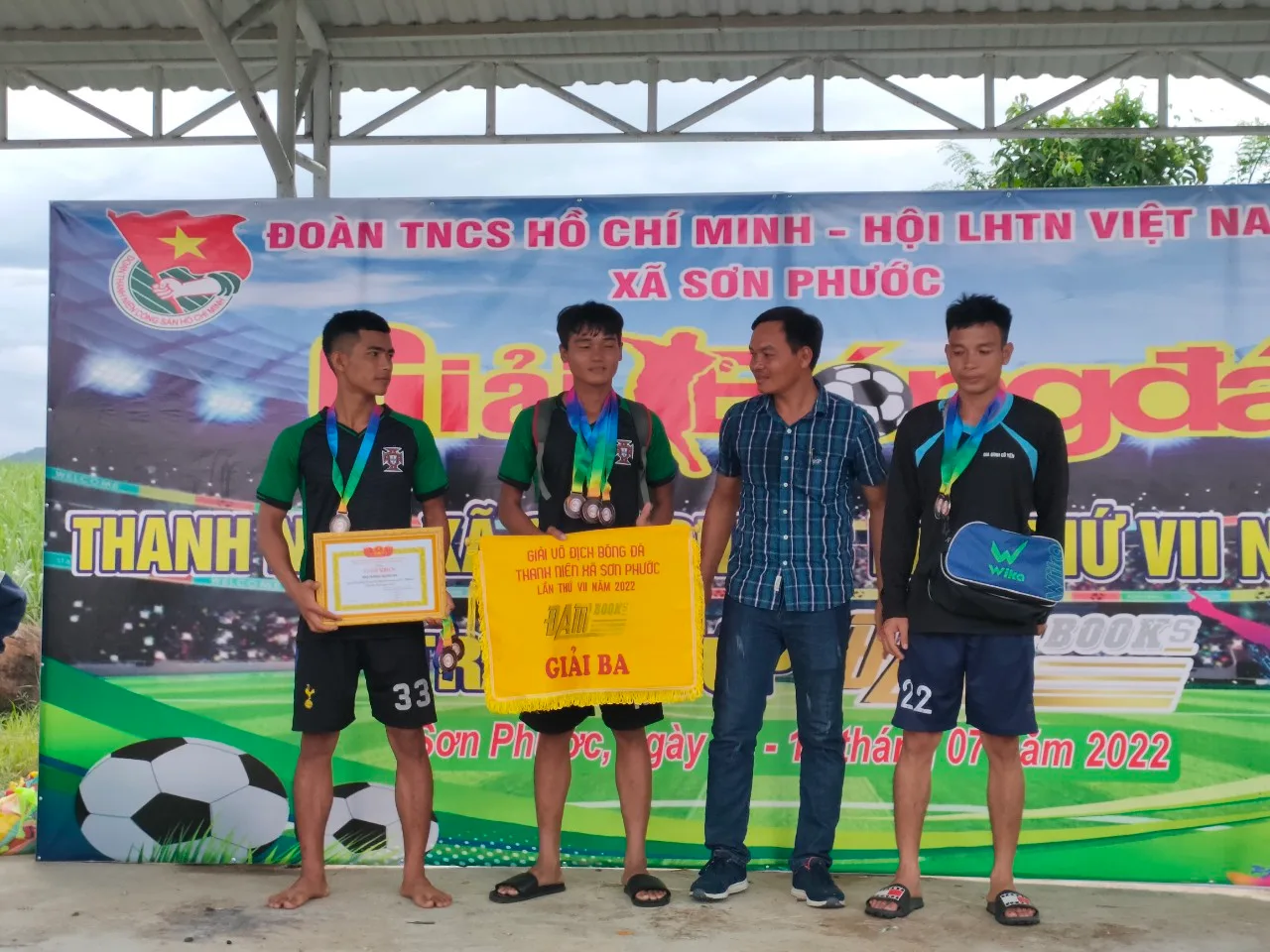 Trao giải Vô địch Giải bóng đá Sơn Phước – CÚP ĐAM BOOKS