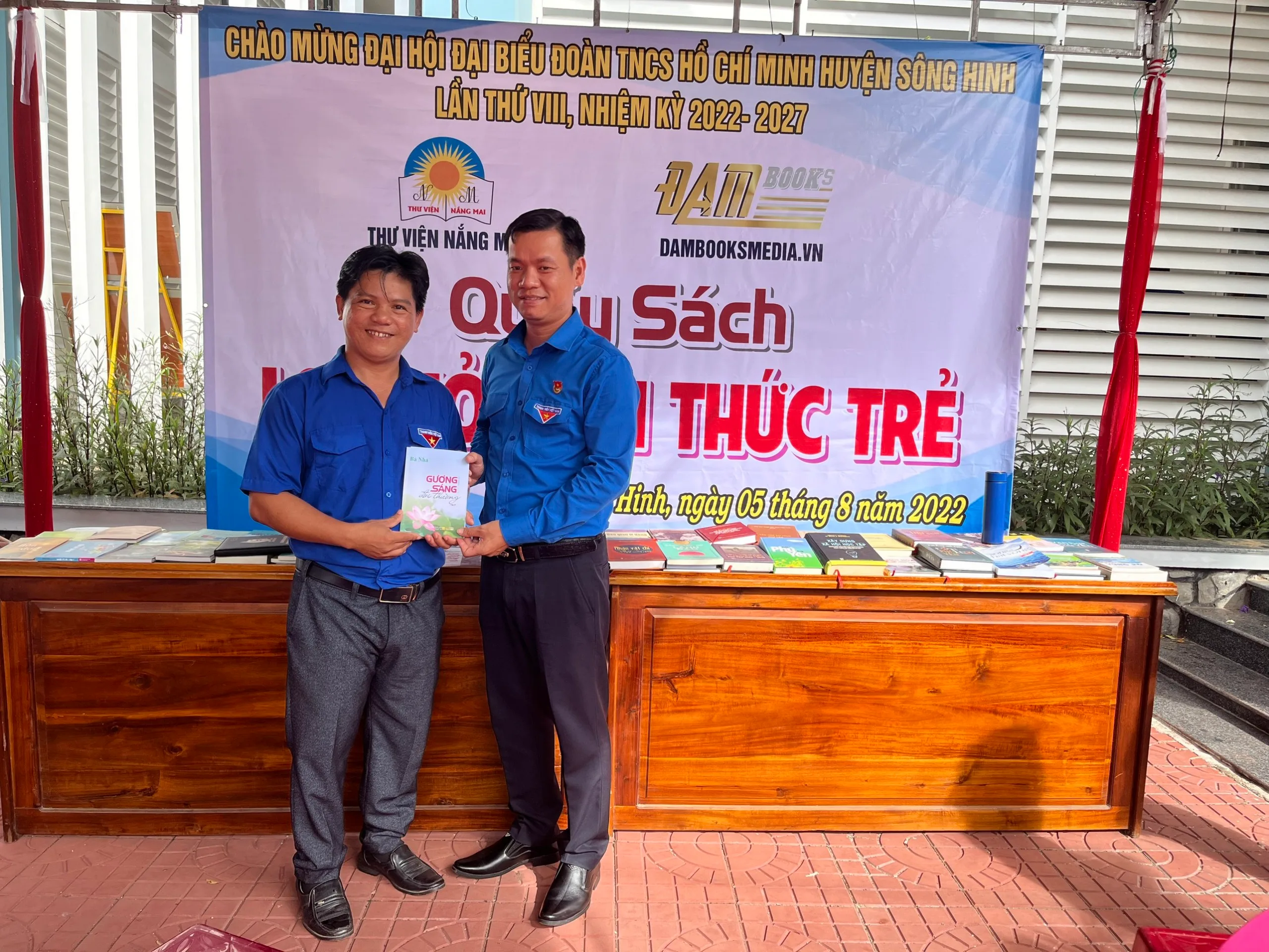 Quầy sách “Lan tỏa tri thức trẻ” chào mừng Đại hội Đoàn huyện Sông Hinh