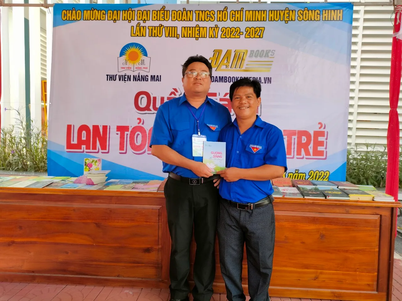 Quầy sách “Lan tỏa tri thức trẻ” chào mừng Đại hội Đoàn huyện Sông Hinh