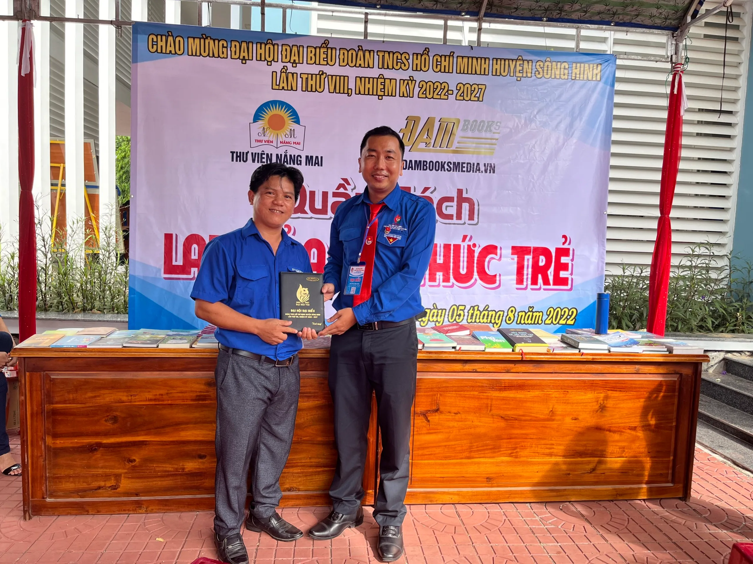 Quầy sách “Lan tỏa tri thức trẻ” chào mừng Đại hội Đoàn huyện Sông Hinh