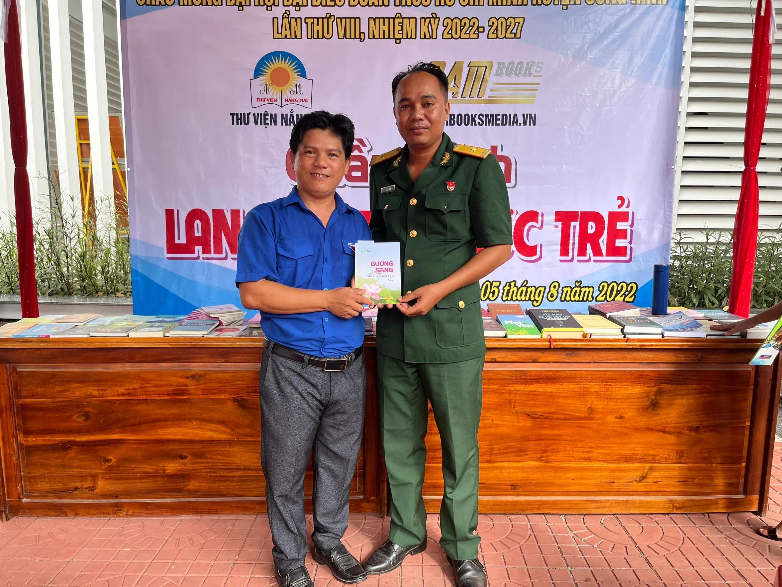 Quầy sách “Lan tỏa tri thức trẻ” chào mừng Đại hội Đoàn huyện Sông Hinh