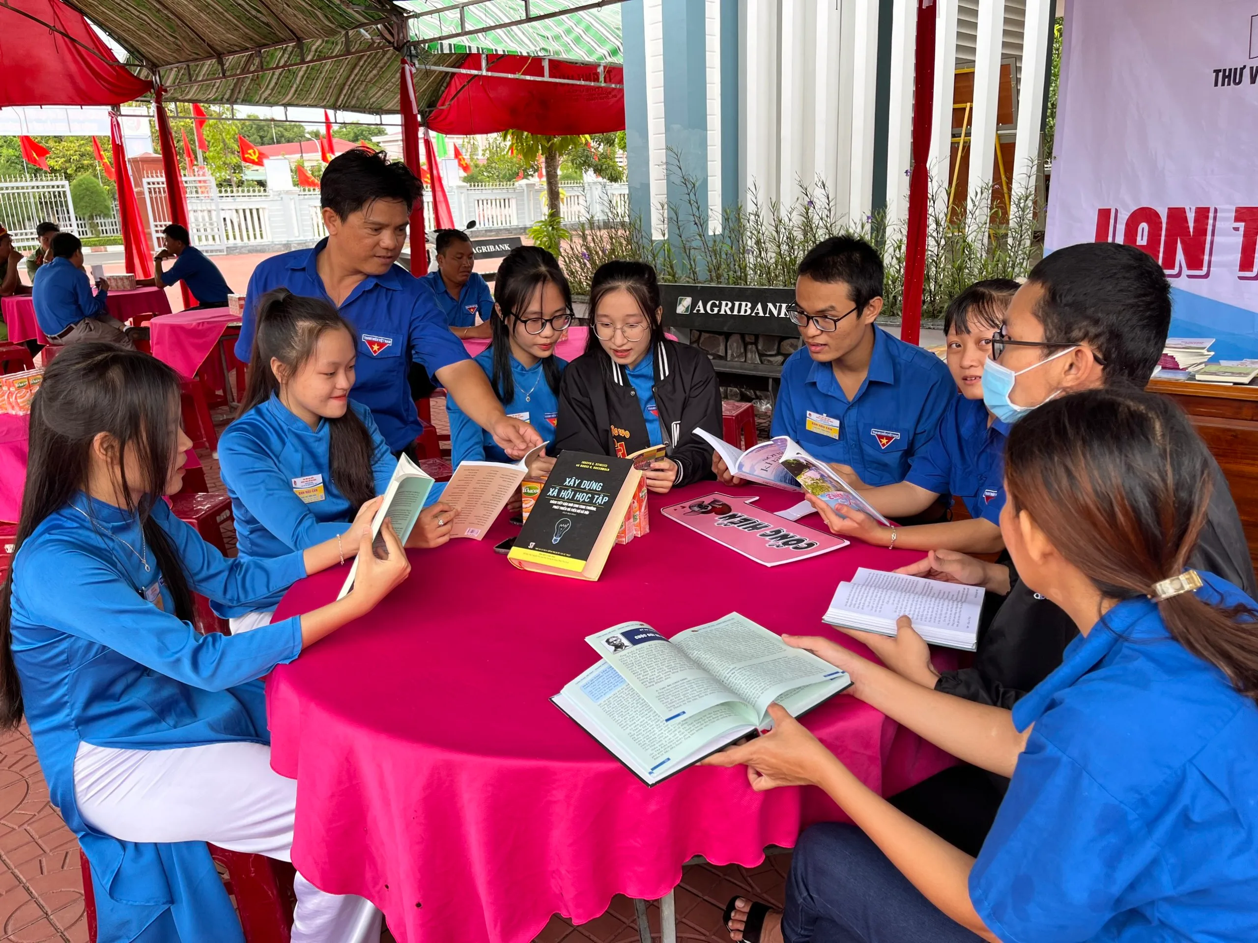 Quầy sách “Lan tỏa tri thức trẻ” chào mừng Đại hội Đoàn huyện Sông Hinh
