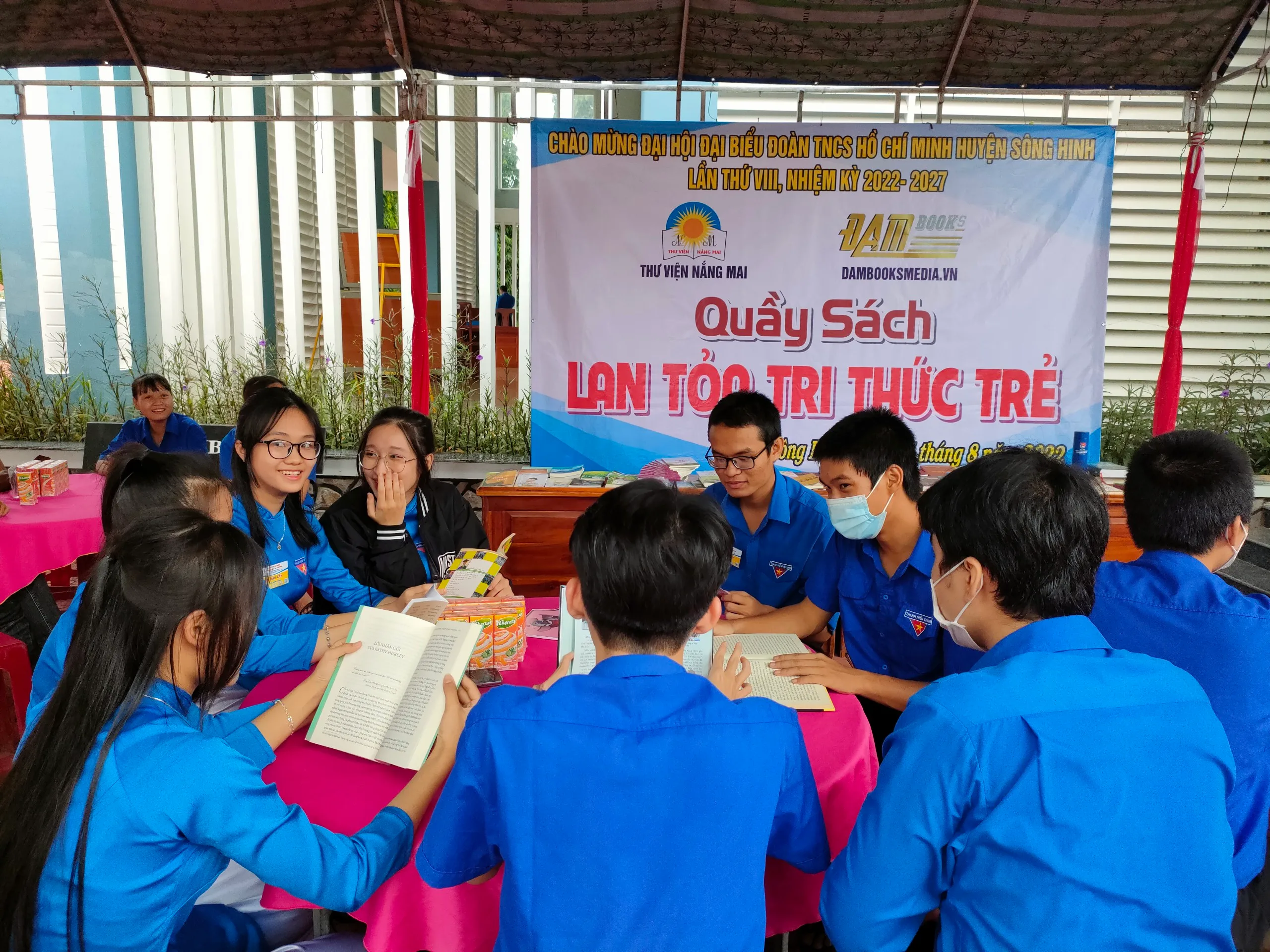 Quầy sách “Lan tỏa tri thức trẻ” chào mừng Đại hội Đoàn huyện Sông Hinh