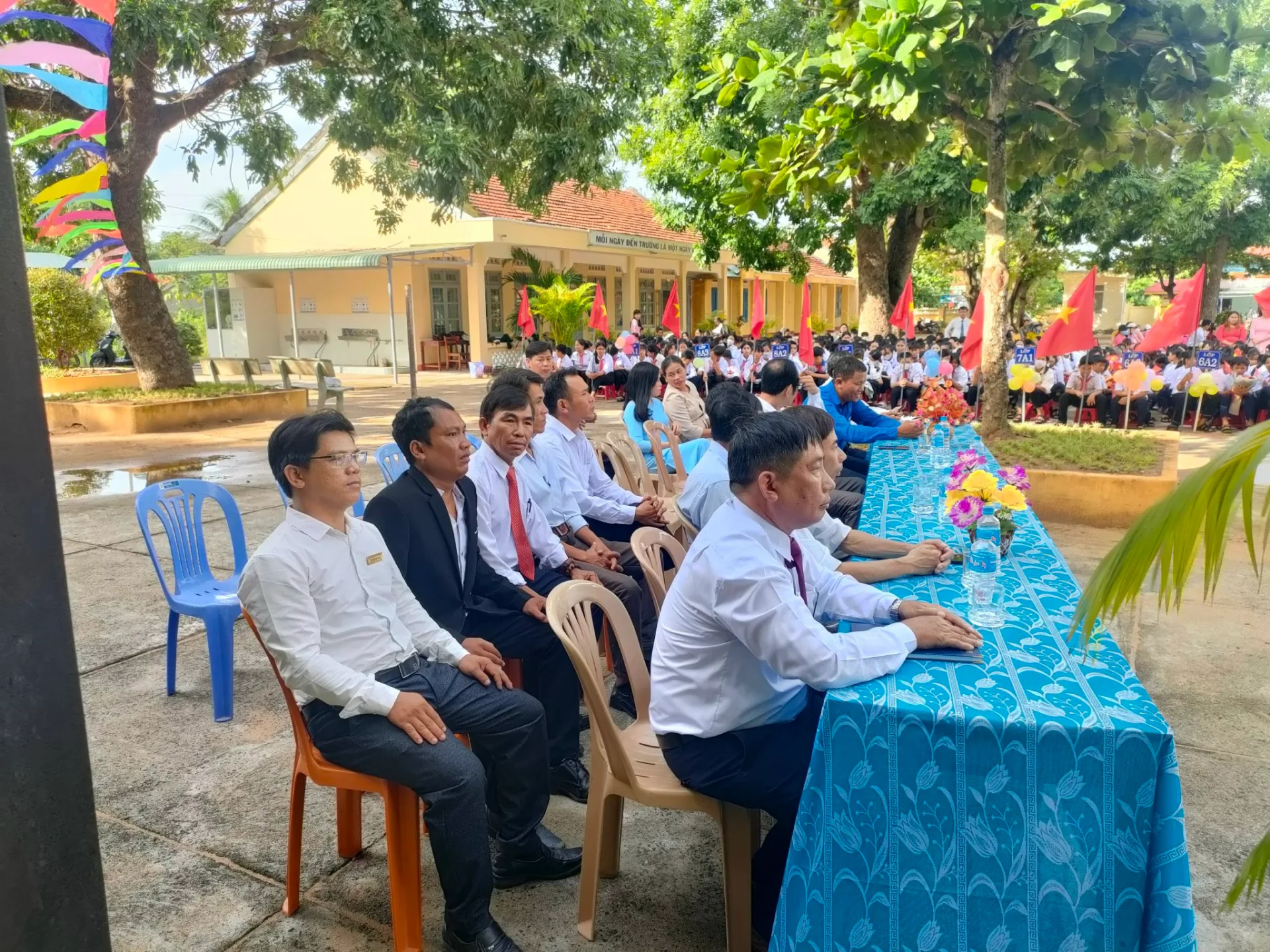 Tặng sách, vở học sinh Trường TH & THCS Hòa Hội