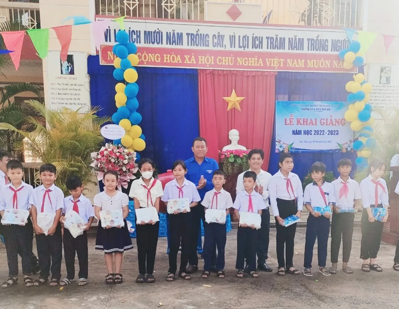 Tặng sách, vở học sinh Trường TH & THCS Hòa Hội