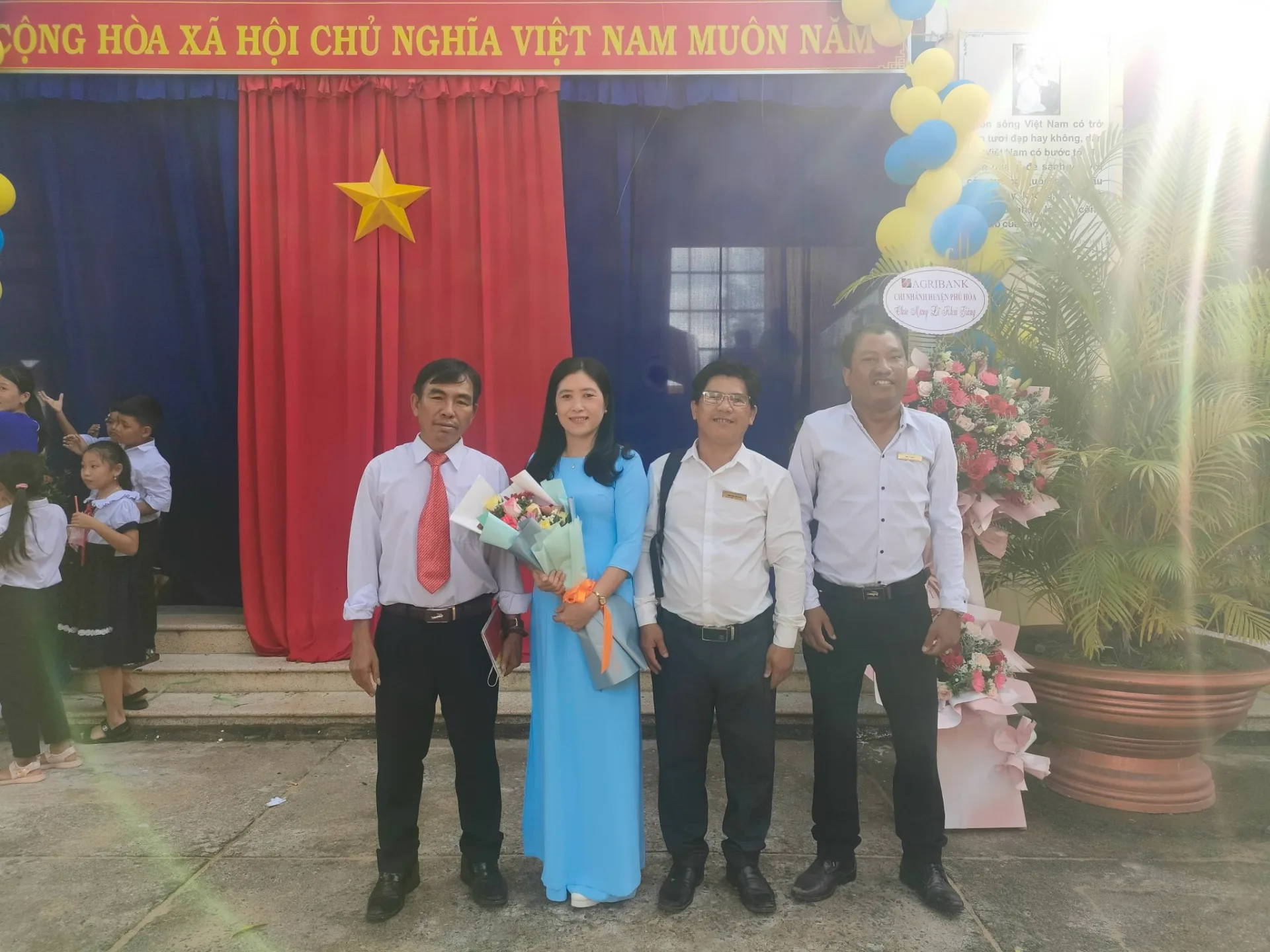 Tặng sách, vở học sinh Trường TH & THCS Hòa Hội