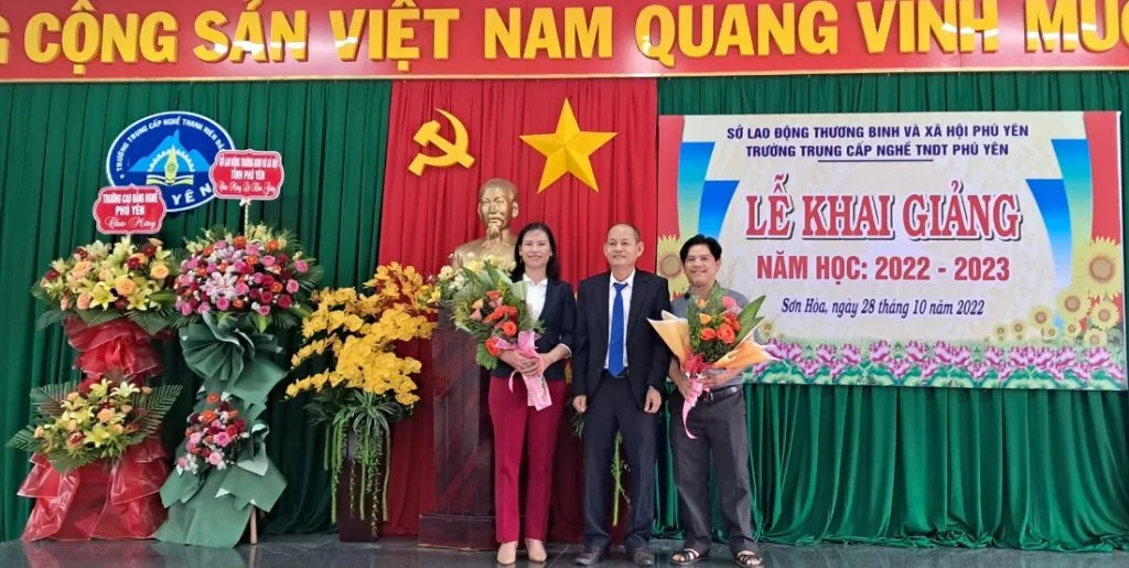 Ông Lê Đức Tịnh - Phó Giám đốc Sở Lao động TB và XH kiêm Hiệu trưởng Trường tặng hoa đáp từ.
