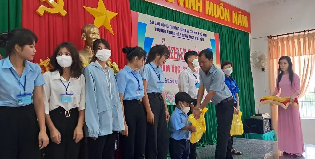 Đam Books trao 10 suất quà cho học sinh Trường Trung cấp Nghề TNDT Phú Yên