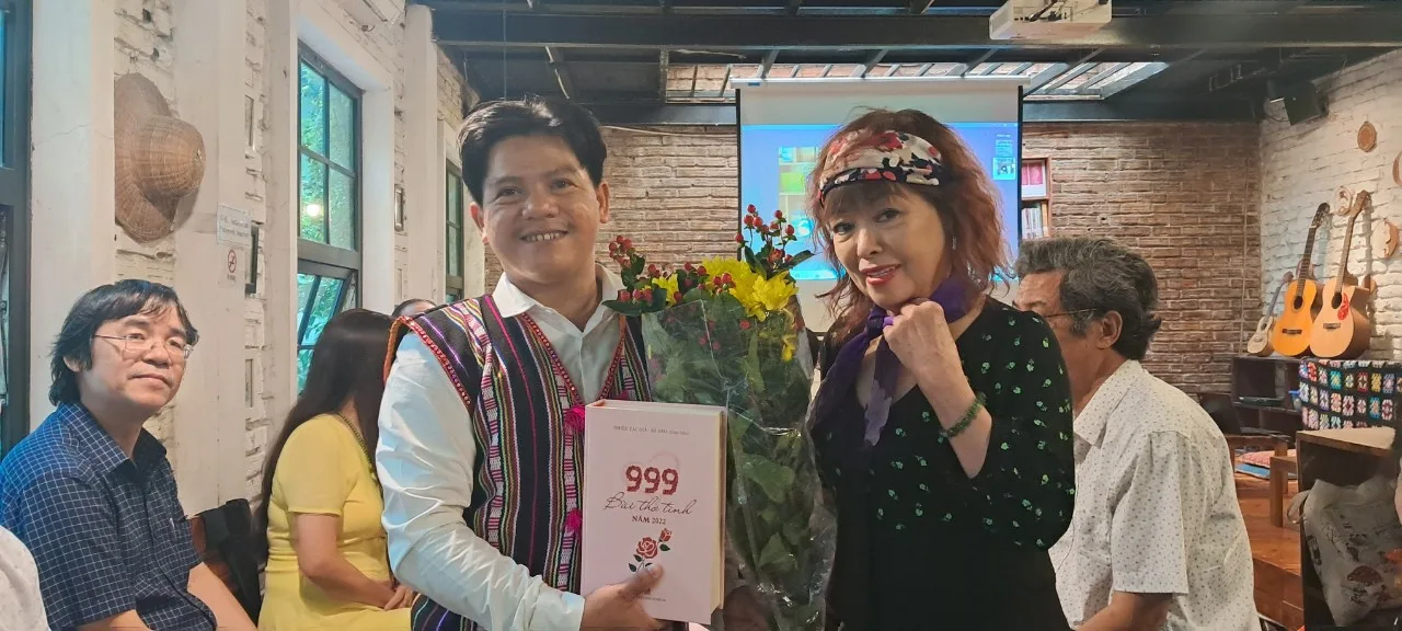 “999 bài thơ tình” ra mắt mừng Ngày Phụ nữ Việt Nam 20/10