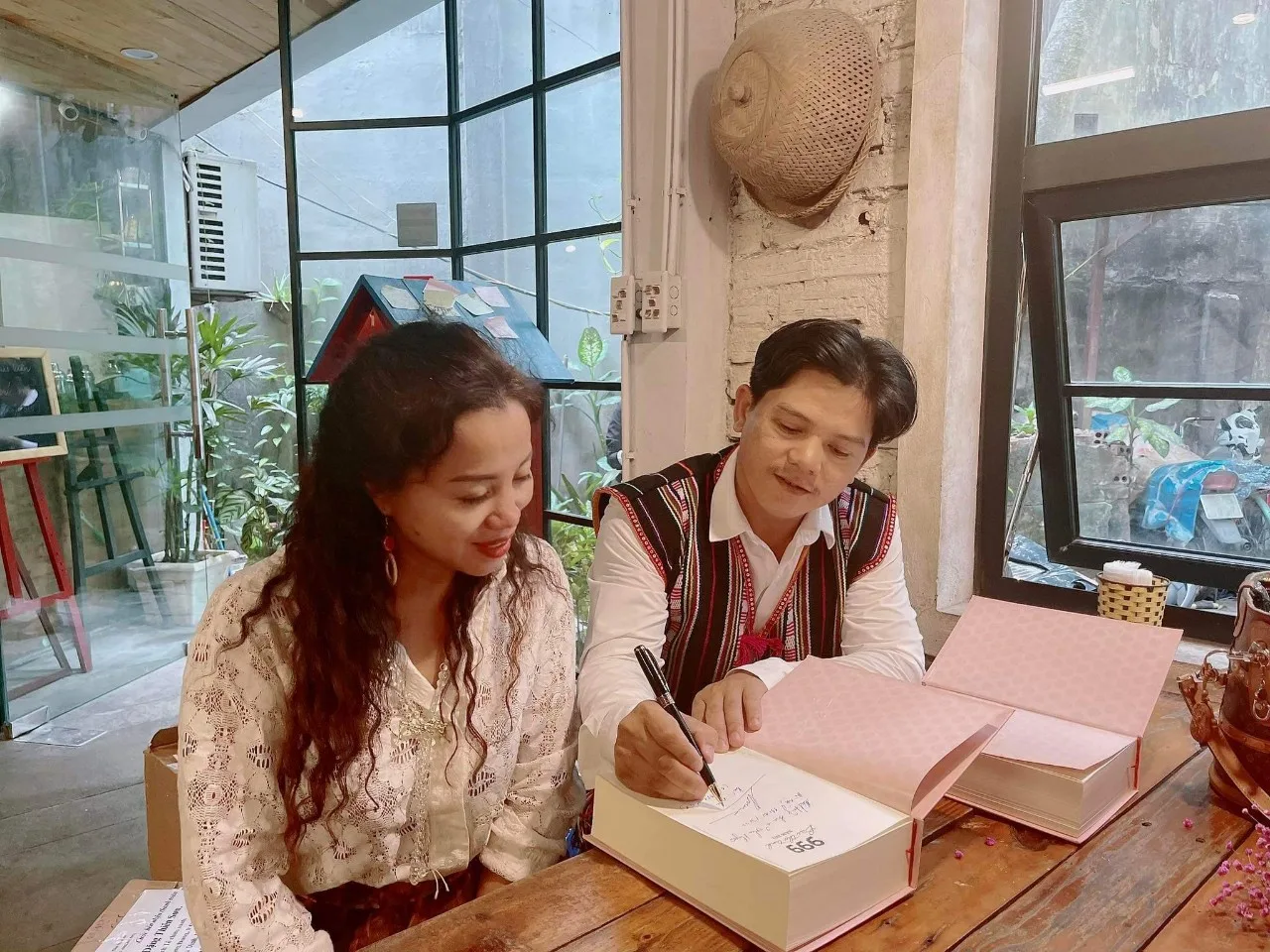 “999 bài thơ tình” ra mắt mừng Ngày Phụ nữ Việt Nam 20/10