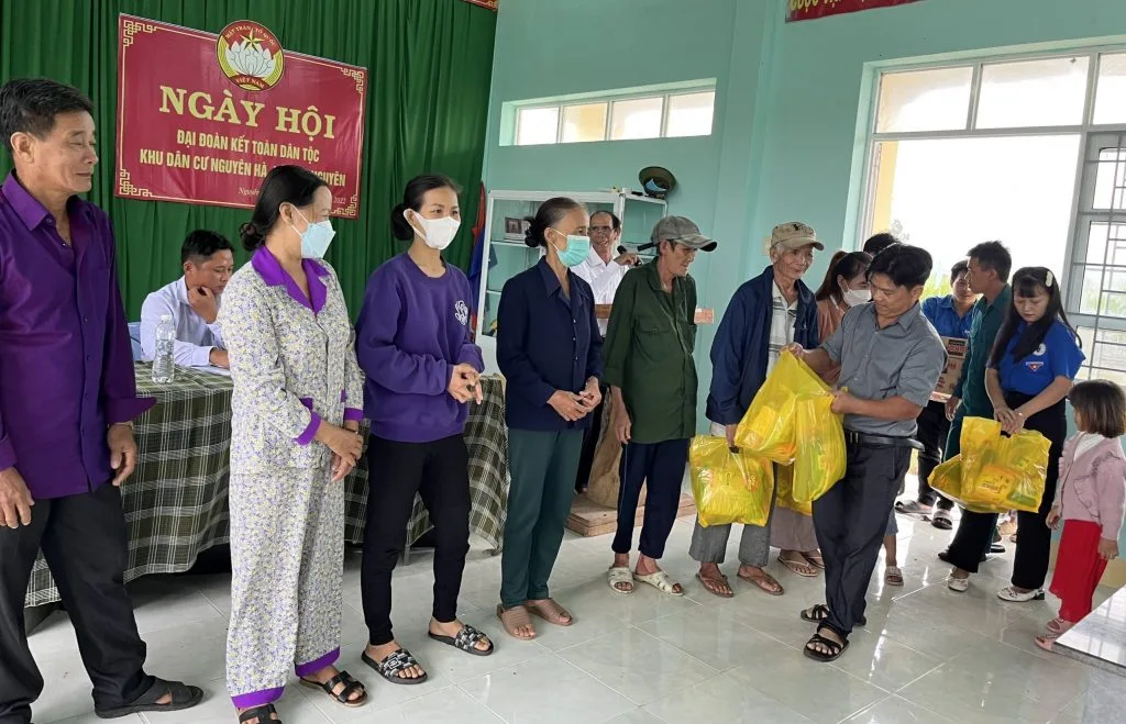 Đam Books trao quà, tiền trị giá 5.500.000đ cho các khu dân cư