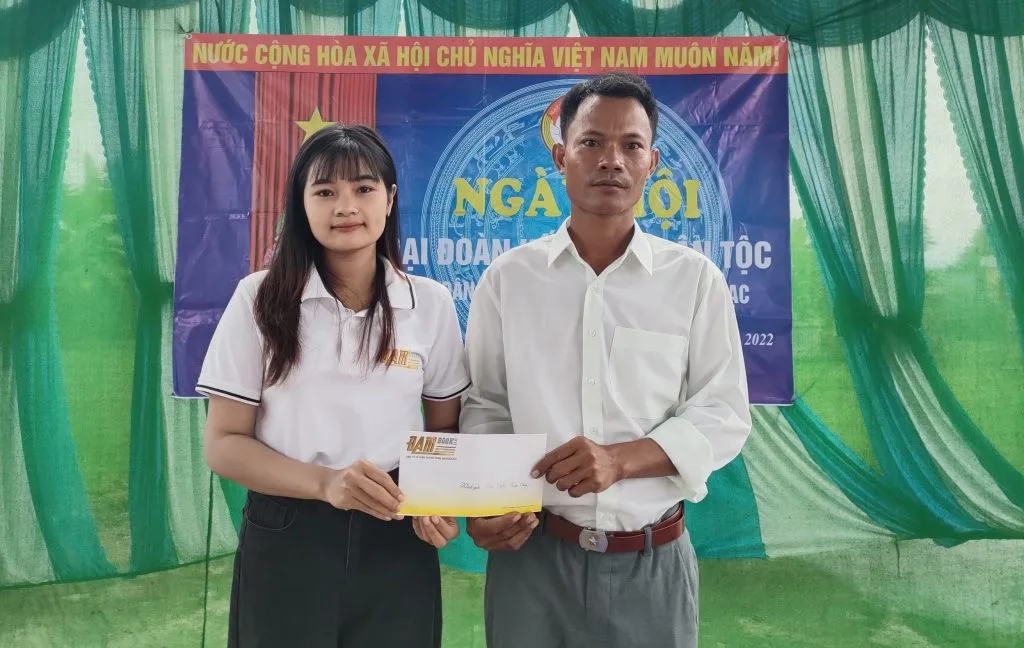 Đam Books trao quà, tiền trị giá 5.500.000đ cho các khu dân cư