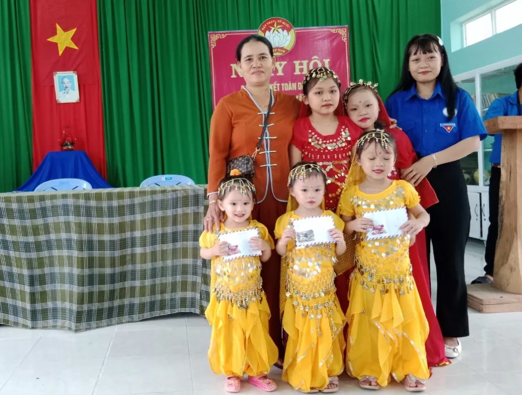 Đam Books trao quà, tiền trị giá 5.500.000đ cho các khu dân cư