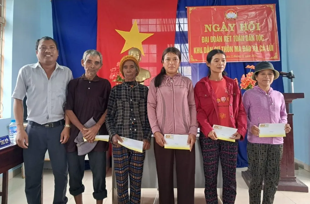 Đam Books trao quà, tiền trị giá 5.500.000đ cho các khu dân cư