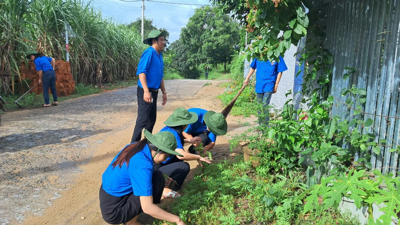 Chi Đoàn Nguyên Hà trồng hoa tết