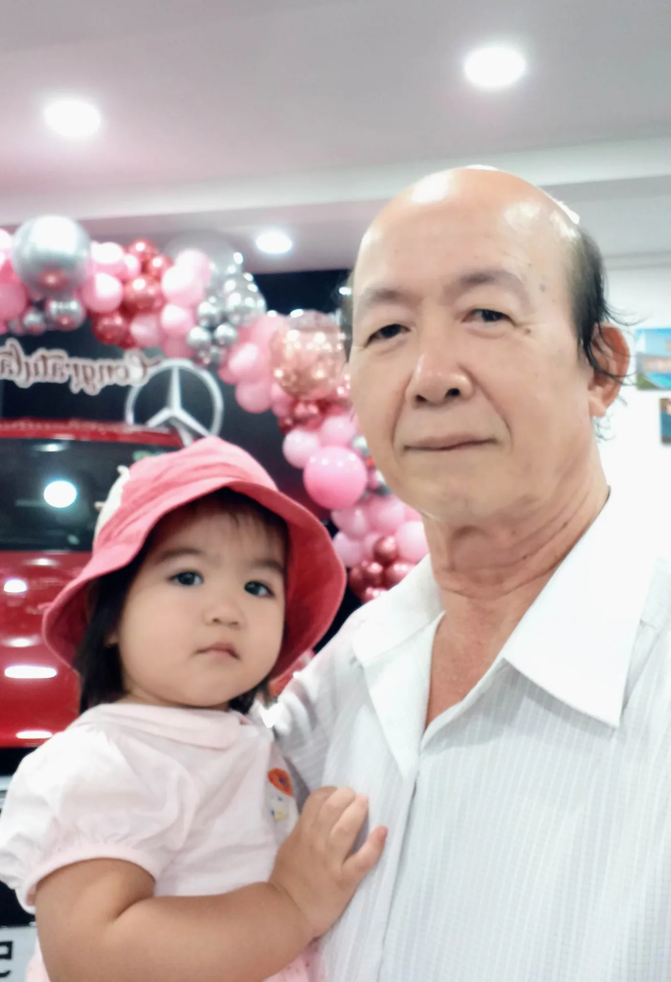 Ông bế cháu đi học – Thơ Vũ Ngọc Chiến
