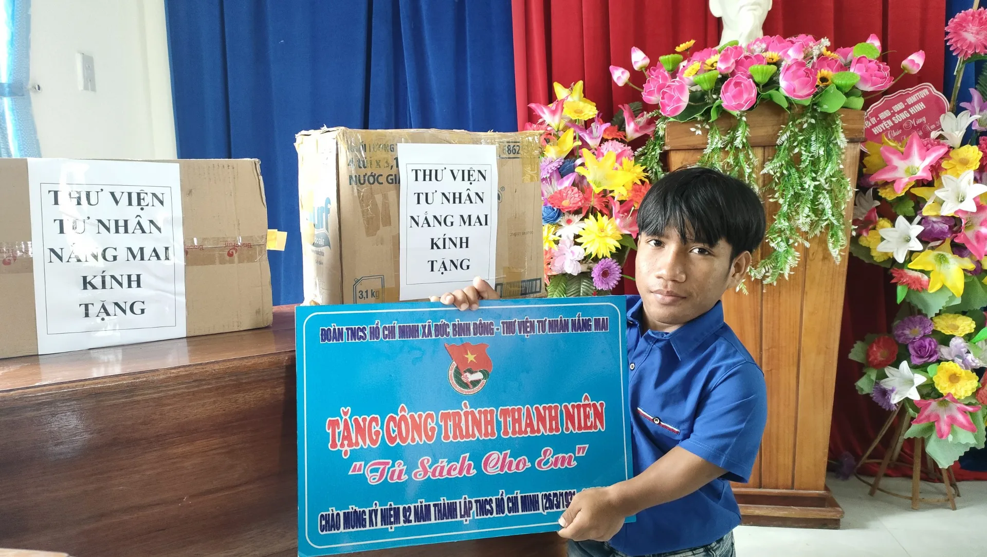 So Y Hảo trao tặng tủ sách tại Đức Bình Đông