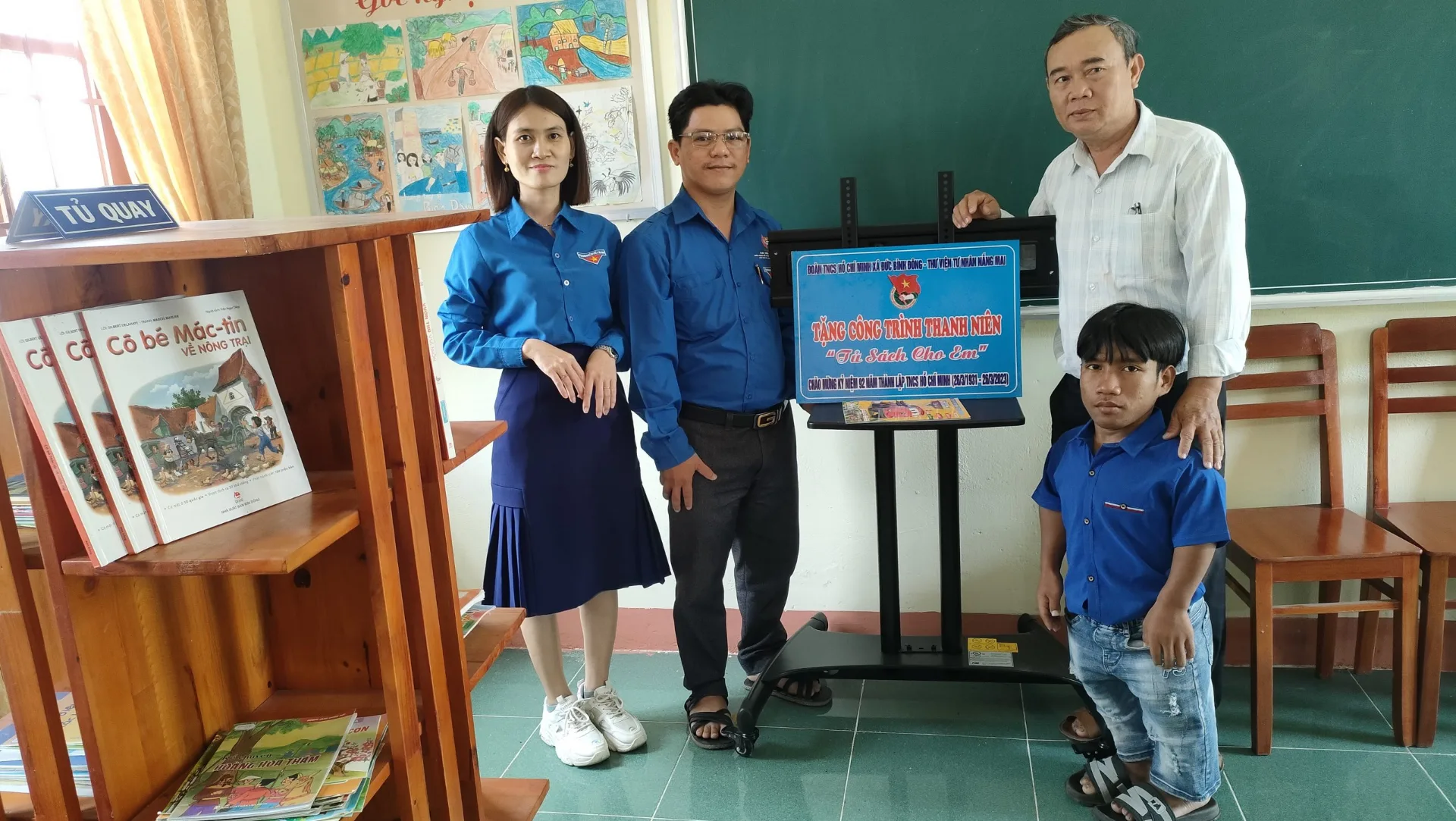 So Y Hảo trao tặng tủ sách tại Đức Bình Đông