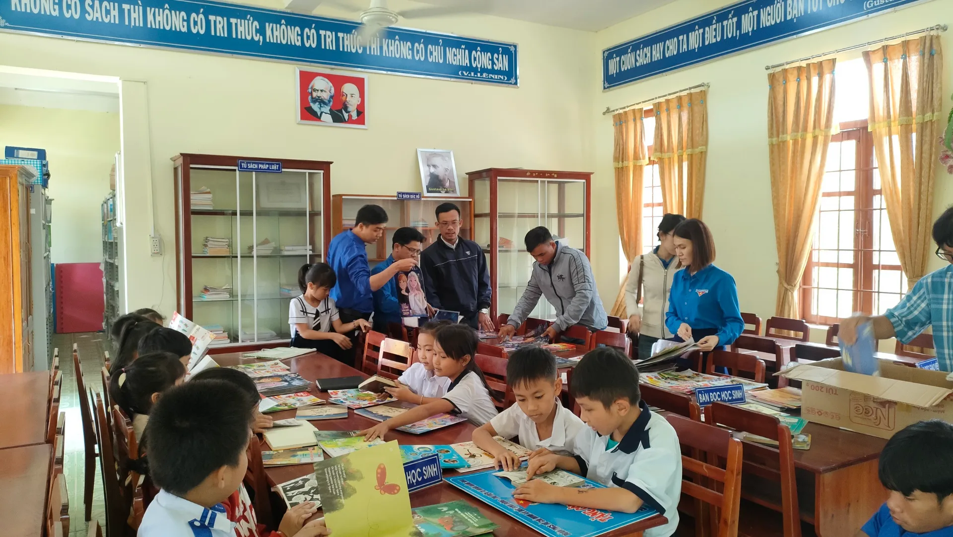 So Y Hảo trao tặng tủ sách tại Đức Bình Đông