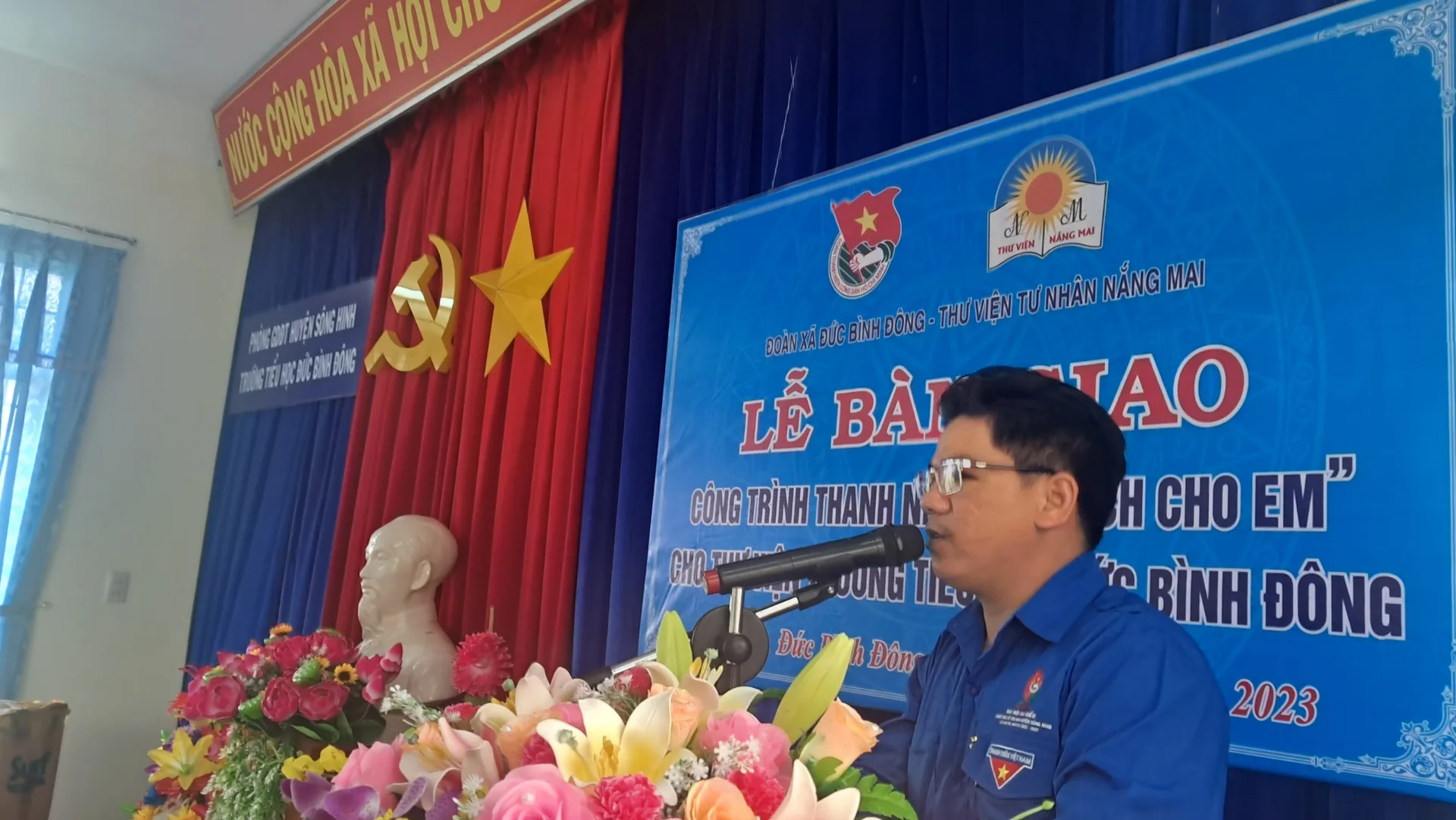 So Y Hảo trao tặng tủ sách tại Đức Bình Đông